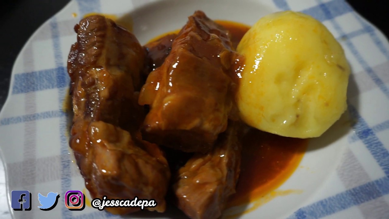 costillas de cerdo asadas lentamente con salsa barbacoa de arce en olla programable