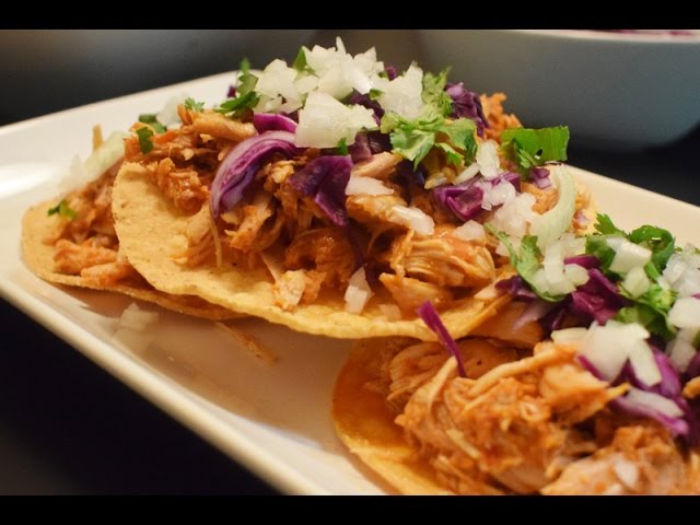 muslos de pollo estofados con col roja cocida a fuego lento en olla programable