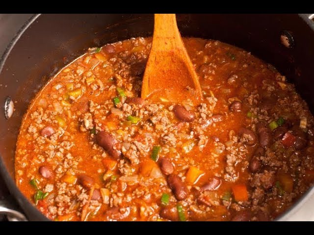 chili con carne de pavo con frijoles borlotti en olla programable